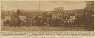 870686 Afbeelding van leden van de Utrechtsche Handelsvereeniging (U.H.V.) bij hun automobielen op het Stationsplein te ...